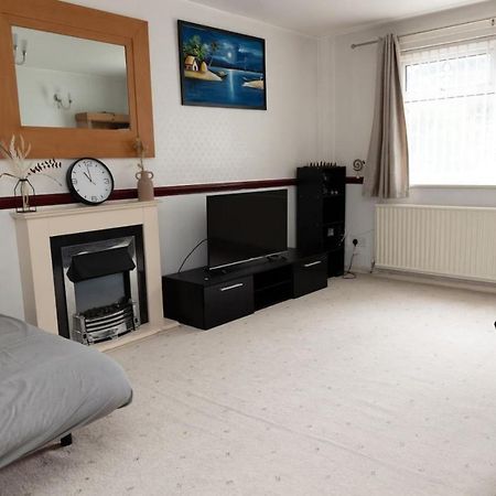 3 Bed Home Sleeps 8 People Located 1 Min From Train Stop - Otley Terrace Oldham Dış mekan fotoğraf