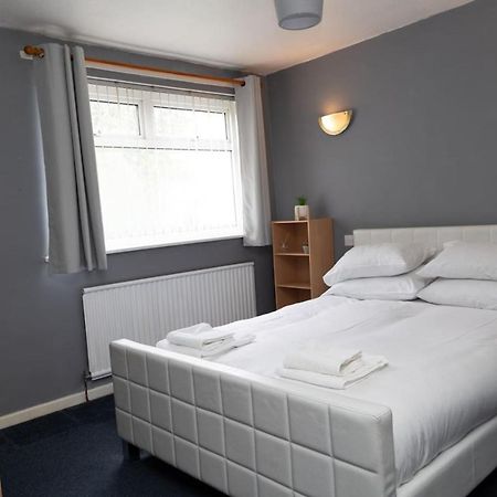 3 Bed Home Sleeps 8 People Located 1 Min From Train Stop - Otley Terrace Oldham Dış mekan fotoğraf