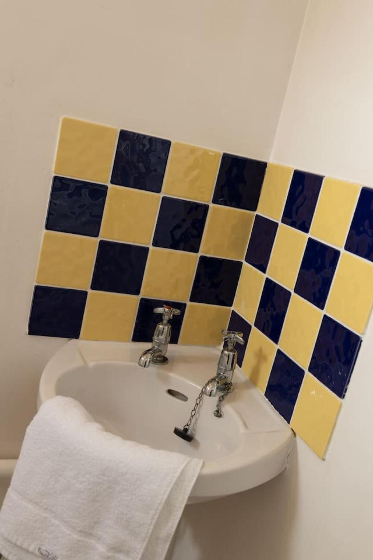 3 Bed Home Sleeps 8 People Located 1 Min From Train Stop - Otley Terrace Oldham Dış mekan fotoğraf