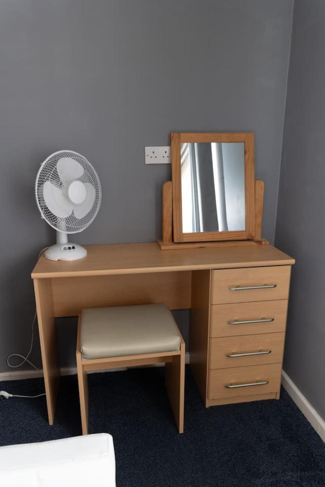 3 Bed Home Sleeps 8 People Located 1 Min From Train Stop - Otley Terrace Oldham Dış mekan fotoğraf