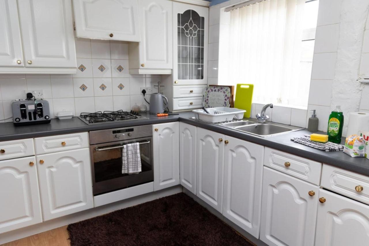 3 Bed Home Sleeps 8 People Located 1 Min From Train Stop - Otley Terrace Oldham Dış mekan fotoğraf