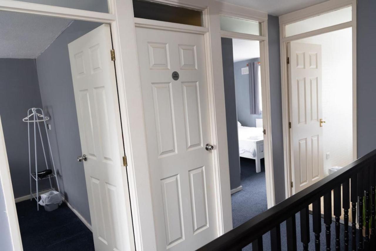 3 Bed Home Sleeps 8 People Located 1 Min From Train Stop - Otley Terrace Oldham Dış mekan fotoğraf