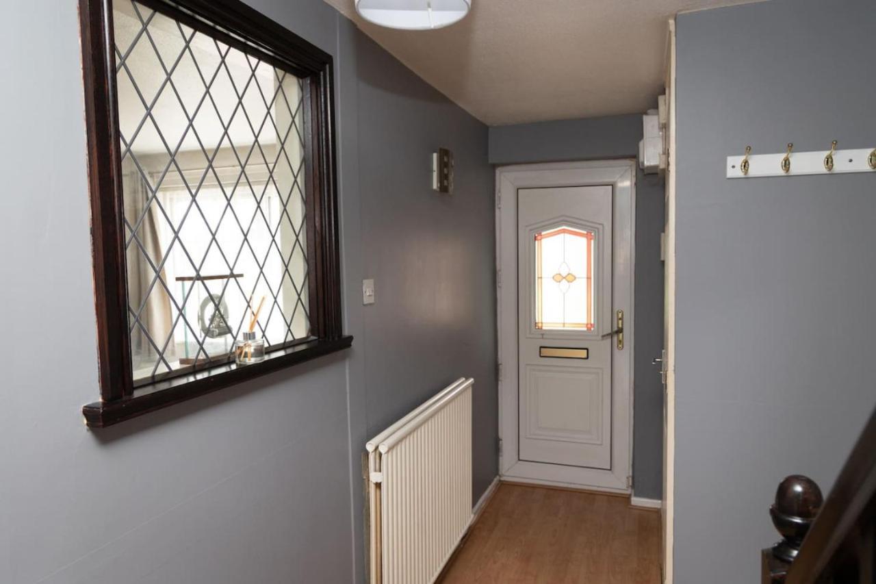3 Bed Home Sleeps 8 People Located 1 Min From Train Stop - Otley Terrace Oldham Dış mekan fotoğraf