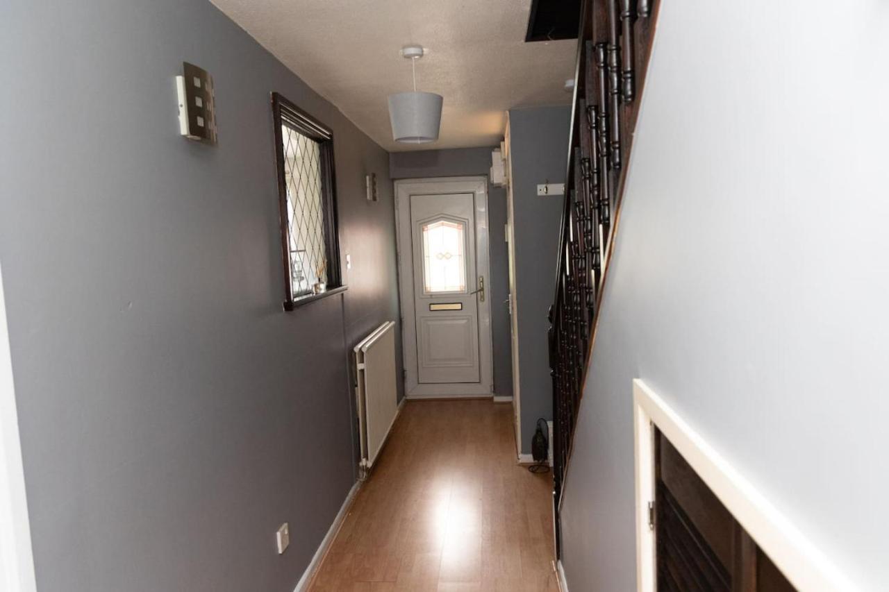 3 Bed Home Sleeps 8 People Located 1 Min From Train Stop - Otley Terrace Oldham Dış mekan fotoğraf
