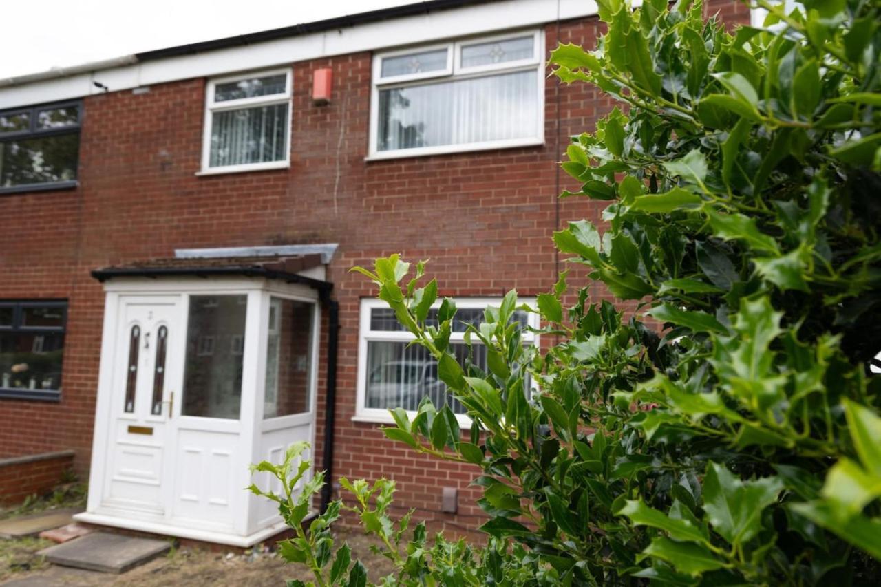3 Bed Home Sleeps 8 People Located 1 Min From Train Stop - Otley Terrace Oldham Dış mekan fotoğraf