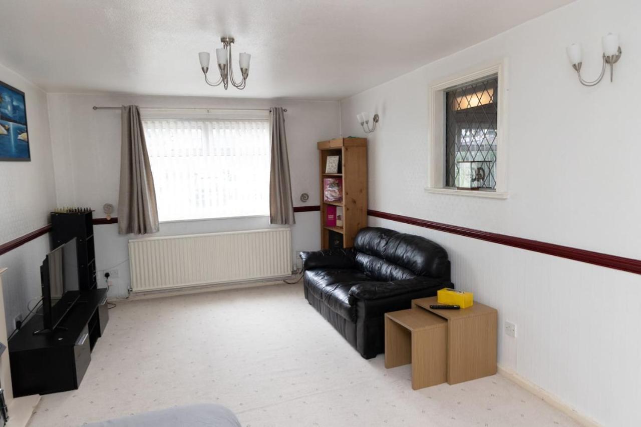 3 Bed Home Sleeps 8 People Located 1 Min From Train Stop - Otley Terrace Oldham Dış mekan fotoğraf