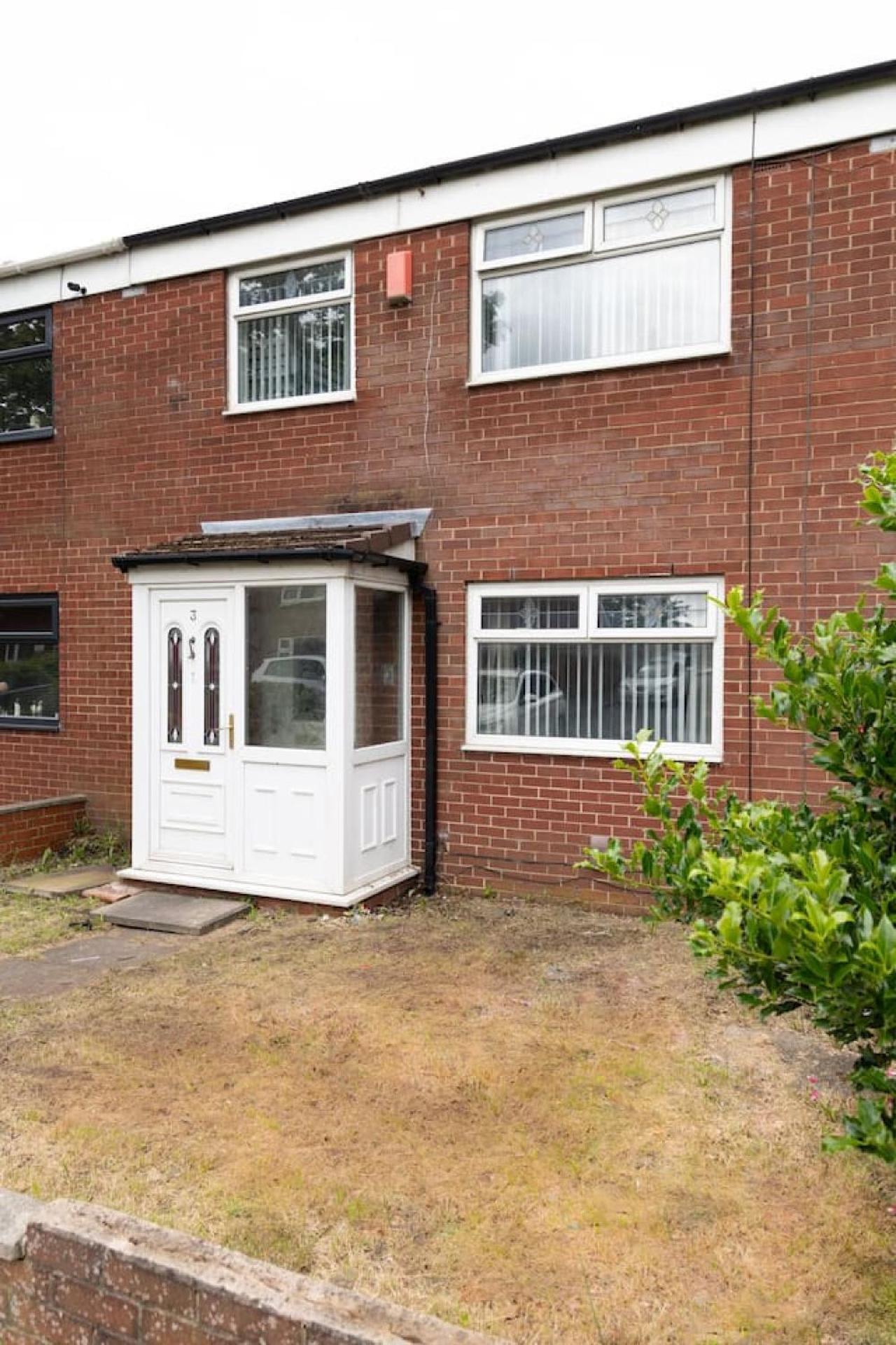 3 Bed Home Sleeps 8 People Located 1 Min From Train Stop - Otley Terrace Oldham Dış mekan fotoğraf