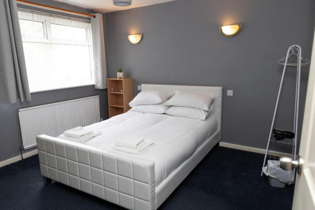 3 Bed Home Sleeps 8 People Located 1 Min From Train Stop - Otley Terrace Oldham Dış mekan fotoğraf