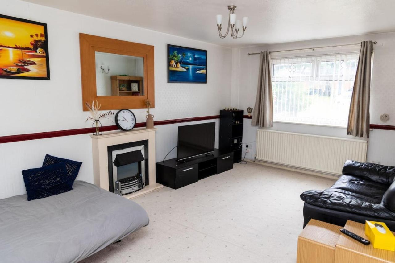 3 Bed Home Sleeps 8 People Located 1 Min From Train Stop - Otley Terrace Oldham Dış mekan fotoğraf